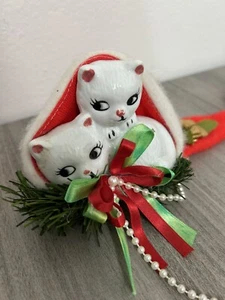 Gatitos de Navidad blancos con cinta dentro sombrero de Papá Noel - Imagen 1 de 9