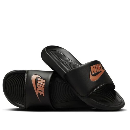 Nike Victori One Pool Slides Donna US 7 Nero Metallizzato Rosso Bronzo CN9677 001