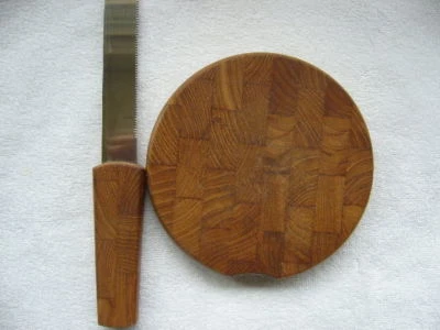 TABLA DE QUESO DANSK DE MEDIADOS DE SIGLO ÚNICA con CUCHILLO INCORPORADO Jens Quistgaard De colección Foto 1 de 4