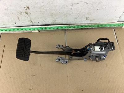 Conjunto de pedal de freno delantero izquierdo Subaru Crosstrek Limited 2018-2023 OEM Foto 1 de 4