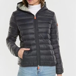 *NUOVO CON ETICHETTE* Save The Duck Giacca da donna Daisey con cappuccio ultraleggera (grigio scuro, S) - Foto 1 di 2