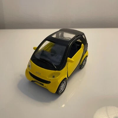 Smart City - Coupe ( MAISTO ) Scale 1/33 Car - Image 1 of 4