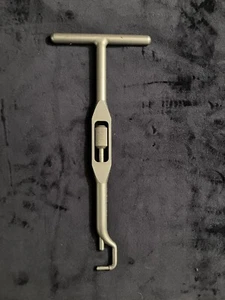 CHIRURGISCHES INSTRUMENT / AUCH (?) Darauf steht ""Hinterer Oberschenkelknochen"". Wiegt über 1 Pfund. - Bild 1 von 9