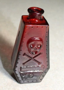 VINTAGE WHEATON RUBY RED SKULL & CROSSBONES RIP COFFIN POISON 3" BOTTLE #600 - Picture 1 of 5