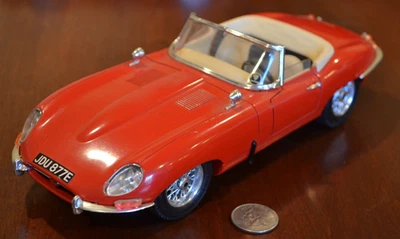 BBURAGO 1961 JAGUAR "E" TIPO CABRIOLET ROJO 1:18 XKE TIPO E BURAGO HECHO EN ITALIA Foto 1 de 4