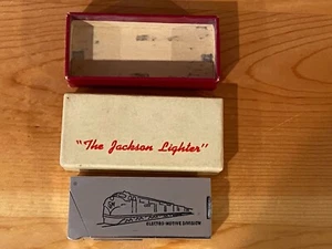NOS EMD Electro Motiv GM General Motors Lokomotiven Jackson Feuerzeug Neu in OVP 1940er - Bild 1 von 2