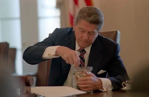 PRESIDENTE RONALD REAGAN COMIENDO GOMINOLAS - Foto brillante 5x7 - Imagen 1 de 1