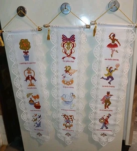 Vintage Avon 12 Days of Christmas Banner Spitze Wandbehang Rollen Läufer 29" - Bild 1 von 22