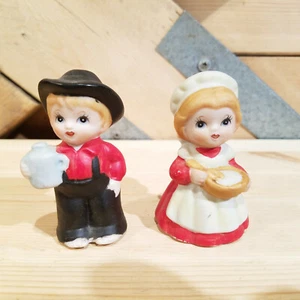 Salière et poivrière Southern Children en vêtements rouges - Swanky Barn - Photo 1/12