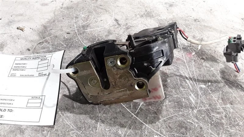 Toyota RAV4 LH 1997 actuador de bloqueo de puerta trasera Foto 1 de 4