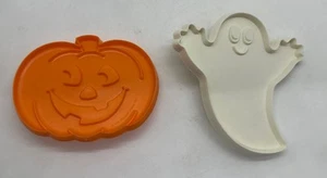 Juego de 2 cortadores de galletas de plástico de Halloween de colección 1982 con sello calabaza y fantasma - Imagen 1 de 8