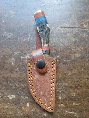 Cuchillo desollador de caza de acero Damasco de 6" mango de ciervo con funda de cuero Foto 1 de 3