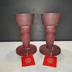 Martha Stewart Satin Milchglas Kerzenhalter Cranberry 7,25”x3,5” Paar Neu mit Etikett - Bild 1 von 12