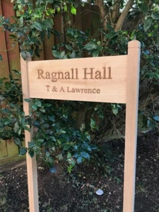 Letrero de casa personalizado de roble macizo con poste de 90 cm placa exterior de madera personalizada - Imagen 1 de 5