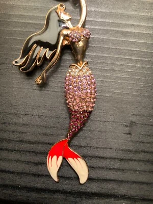 Llavero sirena cola blanca-roja Betsey Johnson ciruela  Foto 1 de 4