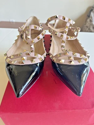 Zapato plano bailarina Valentino Rockstud charol enjaulado para mujer (talla 39) negro Foto 1 de 4
