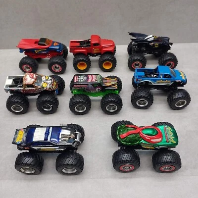 Lote de 8 Hot Wheel Monster Trucks 1/64 Grave Digger Superman Batman Anihilator Foto 1 de 4