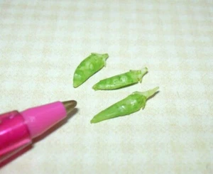 Miniature Falcon Snap Peas (3), Lengths Vary (7/16" - 9/16"): DOLLHOUSE 1:12 - Picture 1 of 1
