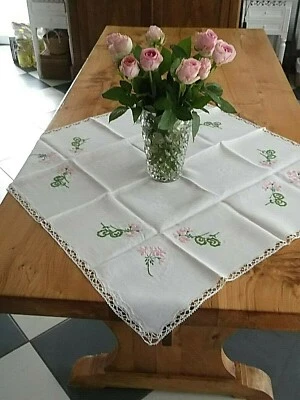 Linge ancien Petite nappe coton blanc avec broderies couleur et dentelle - Photo 1/4