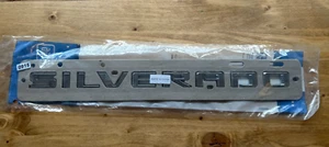 NUEVO GM Silverado 1500 19-21 guardabarros lateral letra logotipo emblema 23400375 OEM - Imagen 1 de 2