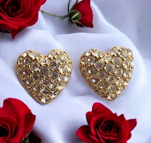 Pendientes con clip de corazón pequeños en tono dorado de cristales transparentes de Swarovski firmados retirados  - Imagen 1 de 11