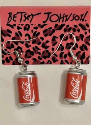 Pendientes colgantes Betsy Johnson tono plata esmalte rojo lata cola coca cola nuevos con etiquetas Foto 1 de 4