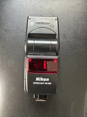 Flash de montaje en zapata Nikon SB-600 Speedlight con montaje Foto 1 de 4