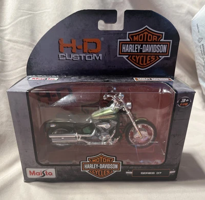 Harley Davidson 2004 FXSTDSE CVO Maisto HD Custom Series 37 1:18 Modelo 2022 Foto 1 de 4