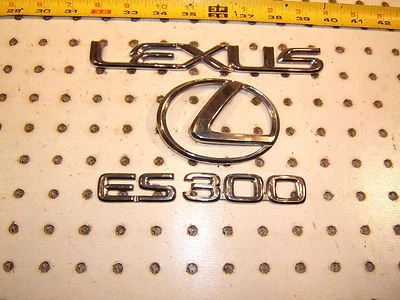 Lexus ES300 1997 хромированный передний капот/задний пластиковый OEM 3 эмблемы, НЕ ЗОЛОТОЙ - Изображение 1 из 4
