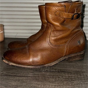 Frye Pippa Reißverschluss hinten seitliche Schnalle 77005 Stiefelette Größe 8,5 *MÄNGEL* - Bild 1 von 15