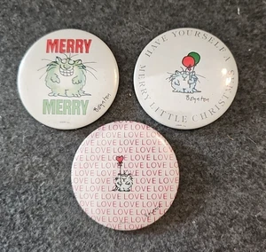 Vintage 3er Set Sandra Boynton Katze Buttons Pins, 2 Weihnachten & 1 Liebe, 2,25" - Bild 1 von 5