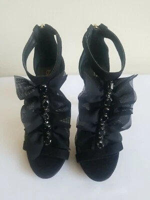 Tacón alto Bebe negro. Sandalia de gamuza vegana con correa para el tobillo, volantes/piedras, talla: 6 Foto 1 de 4