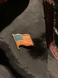 VTG AMERICAN FLAG LAPEL PIN MADE IN USA Hat Tie Tack Badge Pinback - Picture 1 of 4
