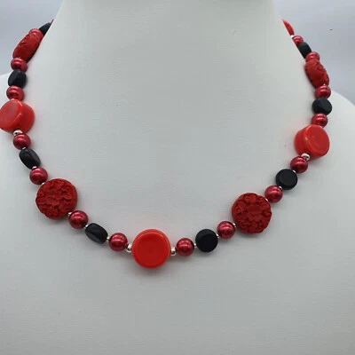 Design Halskette,NEU Handmade,Perlmutt,Geschnitzte Blumenlackperlen, Rot Schwarz - Bild 1 von 4