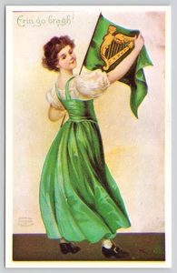 Postal Erin Go Bragh Mujer en Vestido Verde Sosteniendo Bandera Irlandesa - Reproducción - Imagen 1 de 2