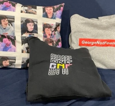 Lote de artículos “George Not Found” - 2 sudaderas con capucha y una almohada Foto 1 de 4