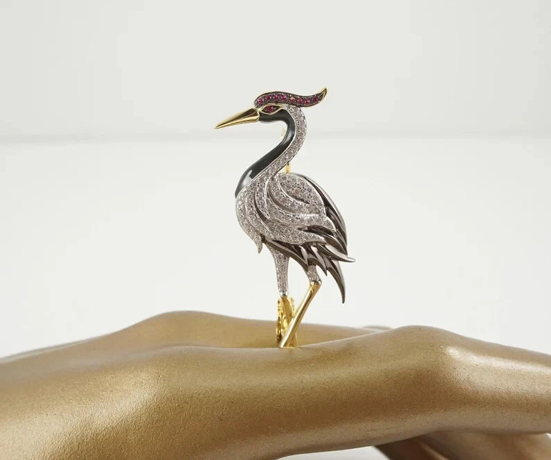 Broche em forma de guindaste 2,48 quilates redondo simulado rubi 14k banhado a ouro três tons - Imagem 1 de 4