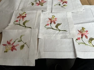 6 STOFFSERVIETTEN  mit Blumenmotiv bestickt - Bild 1 von 3