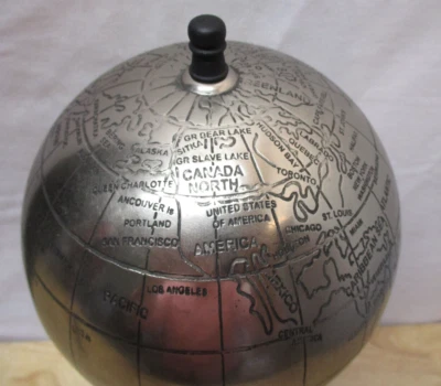 Globo de metal tono plata India independiente vintage 14,5" x 5,5", base de metal oscuro Foto 1 de 4