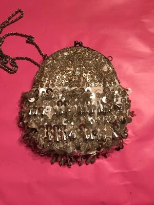 Cartera de colección con cuentas de vidrio plateado y lentejuelas placa de plata correa y marco años 20 solapa Foto 1 de 4