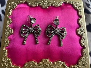 Betsey Johnson Vintage Bronze Ribbon Bow Clear Crystal Studded Earrings RARE - Picture 1 of 2