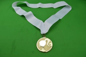 BARBIE Olympic Gold Tone Medal Charm On Ribbon,Metal,RARE,Mint Condition - Bild 1 von 4