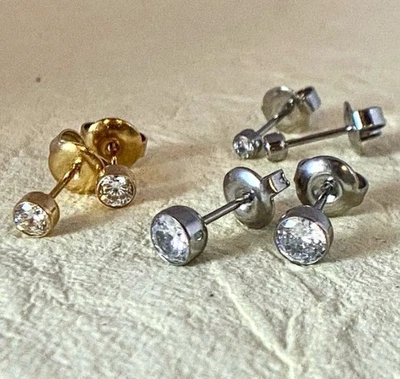 PAR de aretes con bisel de circonita cúbica 6AL-4VELI ASTM F-136 grado de implante titanio Foto 1 de 4