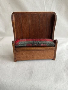 Banco de almacenamiento artesanal Carl W. Sachs para casa de muñecas miniatura hecho a mano entrada pasillo - Imagen 1 de 10