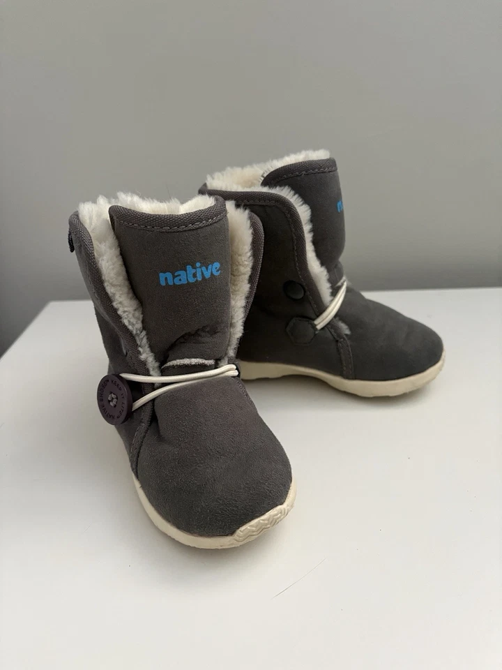 Botas NATIVAS AP Luna Gris Niño Pequeño Niños Cálidas Invierno Botas para Nieve 6T EE. UU. / 22 EUR Foto 1 de 4