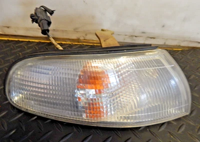 GENUINE 1992-1997 MAZDA 626 VI OSF DRIVER SIDE RIGHT FRONT INDICATOR LIGHT LAMP - Image 1 of 3