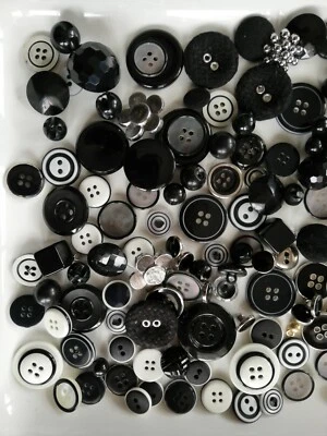 Knopf/Kurzwaren, 200 Stück, schwarz/weiss/silber. Gemischt-über Jahre gesammelt! - Bild 1 von 4