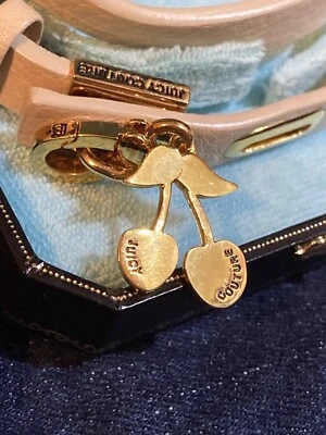 Novo com etiquetas raro VHTF SUCULENTO ALTA COSTURA OURO CEREJAS CHARME PLANO E PULSEIRA DE COURO ROSA - Imagem 1 de 4