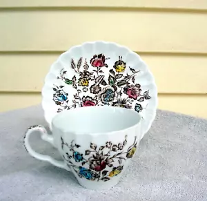 Lote de 4 tazas y platillos vintage Johnson Bro Staffordshire, patrón de ramo - Imagen 1 de 6