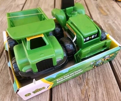 Juego de mini tractor y camión volquete John Deere Sandbox 18 m+ Foto 1 de 4